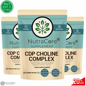 Op de afbeelding: Drie zakjes met het voedingssupplement CDP Choline Complex. De zakjes zijn beige met een blauw en groen logo. De tekst op de zakjes luidt "NutraCore Supplement", "CDP Choline Complex", "Choline Citicoline, Zinkcitraat, Foliumzuur, Vitamine C, Biotine, Vitamine D3, Vitamine E, Magnesiumglycinaat, Selenium", "Voedingssupplement", "Gemaakt in het Verenigd Koninkrijk", "Geen vulstoffen, Geen zware metalen, Geen bindmiddelen", "Biologisch, Hoge kwaliteit, Niet-GMO", en "20% Korting".