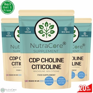 Puede incluir: Tres bolsas de un suplemento dietético llamado CDP Choline Citicoline. Las bolsas son de color beige con un logotipo de hoja verde y el texto "NutraCore Supplement" impreso en ellas. Las bolsas están etiquetadas como "Vegan" y "Eco Bag". El producto está hecho en el Reino Unido y es orgánico, de alta calidad y no transgénico. Las bolsas están sobre un fondo blanco.