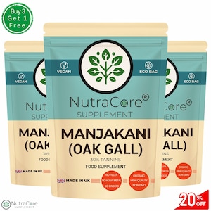 Könnte beinhalten: Drei braune Beutel mit einem blauen und grünen Etikett. Das Etikett lautet "NutraCore Supplement" und zeigt eine grüne Pflanze. Die Beutel enthalten ein Nahrungsergänzungsmittel namens "Manjakani (Oak Gall)" mit 30% Tanninen. Die Beutel sind vegan und werden in Großbritannien hergestellt. Der Text "Kaufe 3, erhalte 1 gratis" befindet sich in einem grünen Kreis oben im Bild. Der Text "20% Rabatt" befindet sich in einem roten Kreis unten im Bild.