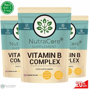 Op de afbeelding: Drie zakjes met vegane vitamine B-complex voedingssupplementen in tabletvorm. De zakjes zijn blauw en wit met de tekst "NutraCore® Supplement" en "Vitamin B Complex" erop gedrukt. De zakjes zijn gemarkeerd met "Made in UK" en hebben een sticker met 20% korting.