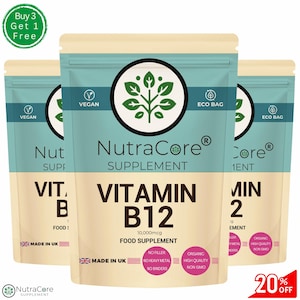 Op de afbeelding: Drie zakjes vitamine B12-supplement, elk zakje is gelabeld met "NutraCore Supplement" en "Vitamin B12 10,000mcg Food Supplement". De zakjes zijn beige met een groen blaadjeslogo en de tekst "Vegan" en "Eco Bag".