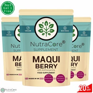 Op de afbeelding: Drie zakjes met Maqui-bessenpoeder-voedingssupplement. Elk zakje is gelabeld met de merknaam "NutraCore" en heeft een groen bladdesign. De zakjes worden gemaakt in het Verenigd Koninkrijk en zijn veganistisch, biologisch en GMO-vrij. De zakjes zijn ook gelabeld als "Eco Bag".