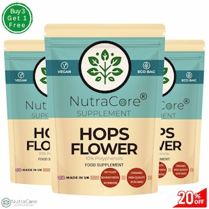 Può includere: Tre bustine marroni con un logo verde e bianco che contiene una pianta. Le bustine contengono un integratore alimentare chiamato "Hops Flower" con il testo "10% Polifenoli" e "Integratore alimentare". Le bustine sono etichettate "Vegan" e "Eco Bag".