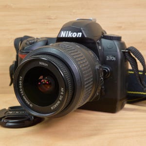 Nikon D70s 6.1MP Digital SLR Camera w/ Nikkor 18-55mm f/3.5-5.6G AF-S Lens