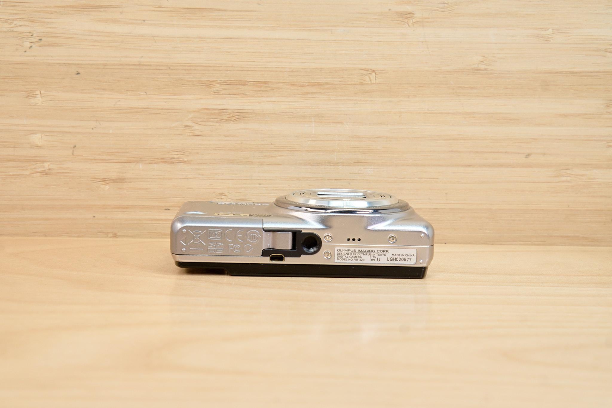 Vintage Olympus VR-320 14MP Digital Camera 12.5x Wide Zoom Silve