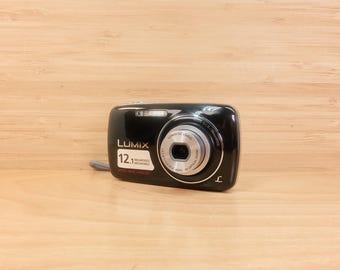 Vintage Panasonic Lumix DMC-S1  / 12.1MP Compact Digital Camera / Black