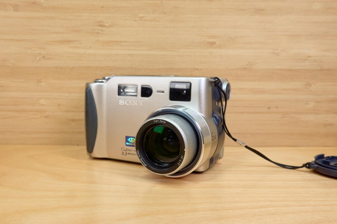 Vintage Sony Cybershot DSC-S70 Digital Camera Carl Zeiss Lens