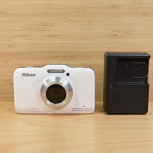 Vintage Nikon Coolpix S31 10,1 MP / Appareil photo numérique étanche / Blanc / Testé