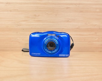 Vintage Nikon Coolpix S33 13.2MP / Waterproof Digital Camera
