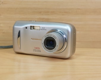 Olympus Camedia Digital Camera C-60 Zoom Silver Tone 6.1