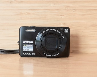 Fotocamera digitale compatta Nikon Coolpix S7000 da 16 MP con Wi-Fi, colore nero.