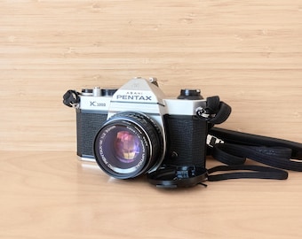 Fotocamera a pellicola Asahi Pentax K1000 da 35 mm con obiettivo SMC Pentax-M 50 mm f/2 testata.