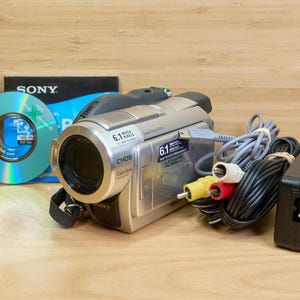 Videocámara híbrida mini DVD Sony Handycam DCR-DVD508 vintage, fabricada en Japón