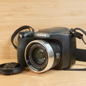 Vintage Fujifilm FinePix S700 7.1MP Digital Camera / 10x Optical Zoom / Tested
