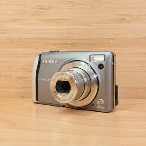 Vintage Fujifilm Finepix F40fd 8.3MP Digital Camera / Silver