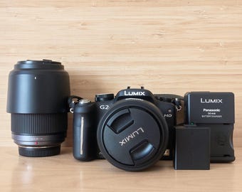 Fotocamera mirrorless Panasonic Lumix DMC-G2 con obiettivi 14-42 mm e 45-200 mm testata.