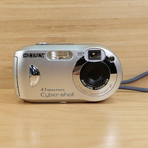 Vintage Sony Cyber-Shot DSC-P43 4.1MP Digital Camera / Compact Point and Shoot / Tested & Working
