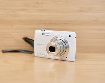 Nikon COOLPIX S4300 Digital Camera / White / 16.0MP / 6x Zoom / Tested / Works