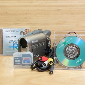 Videocámara DVD Canon DC10 vintage de 1,3 MP con zoom óptico de 10x, fabricada en Japón.