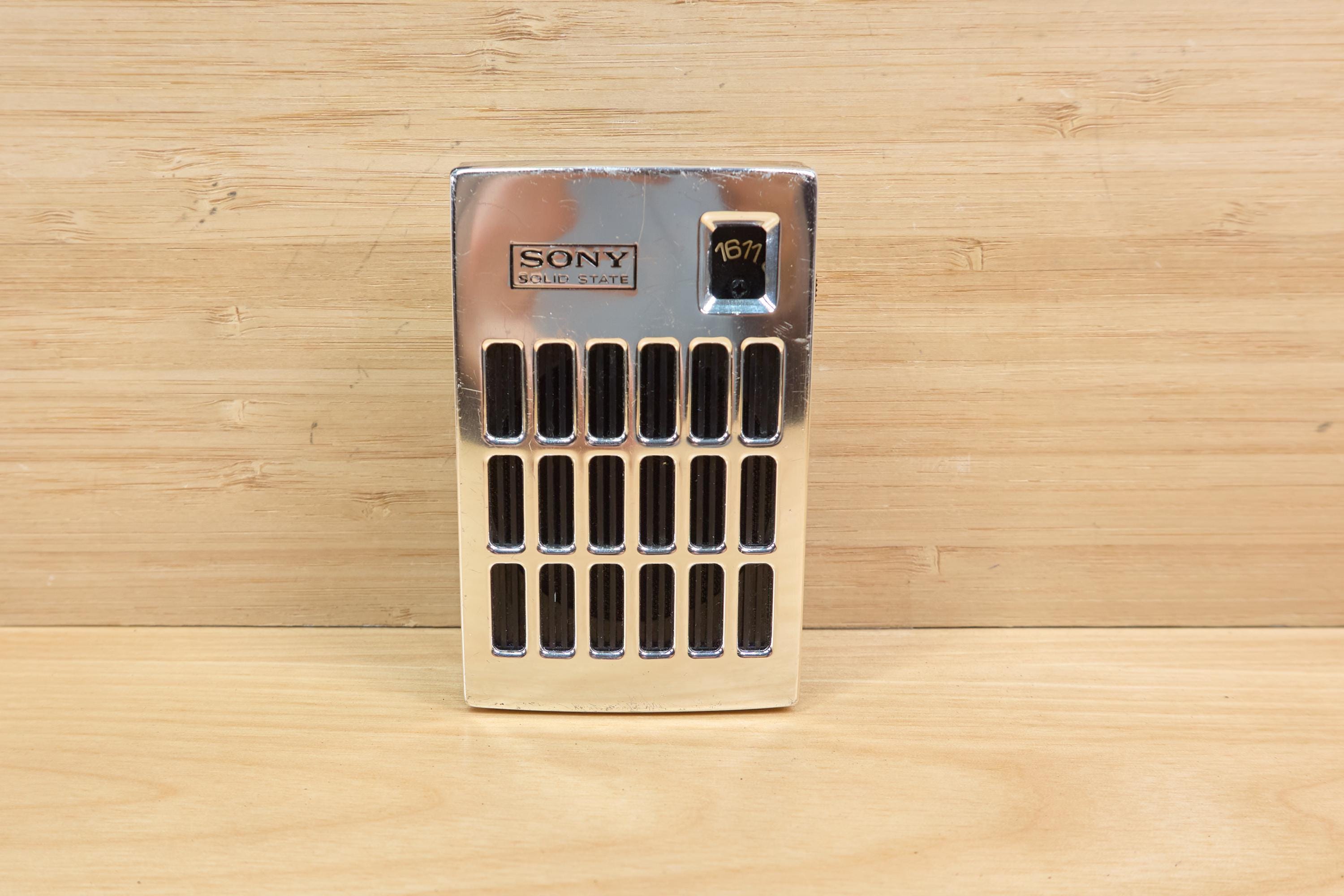 Vintage Sony 2R-32 Six Transistor Portable AM Radio / Chrome Front