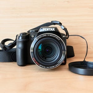 Appareil photo numérique Pentax X70 Superzoom Bridge 12 Mpx avec zoom optique 24x