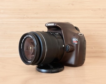 Fotocamera reflex digitale Canon EOS Rebel T3 marrone con obiettivo EF-S 18-55 mm testata / Marrone