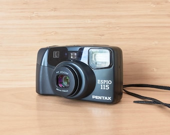 Fotocamera a pellicola Pentax Espio 115 IQZoom da 35 mm con custodia.