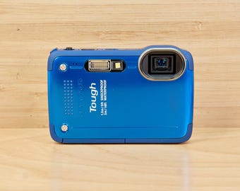 Vintage Nikon Coolpix S33 13.2MP / Waterproof Digital Camera
