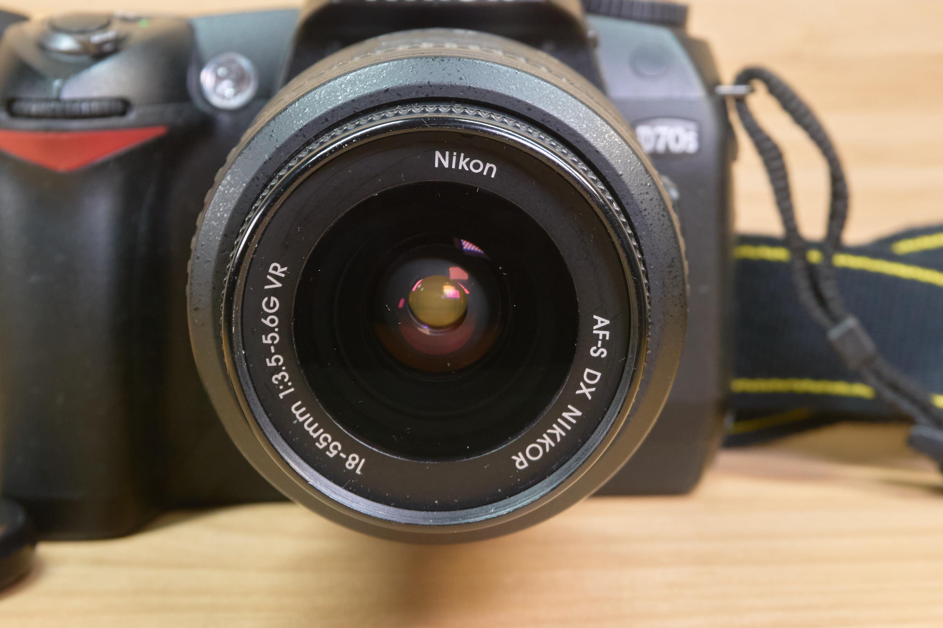 Nikon D70s 6.1MP デジタル一眼レフカメラ（Nikkor 18-55 mm f/3.5-5.6