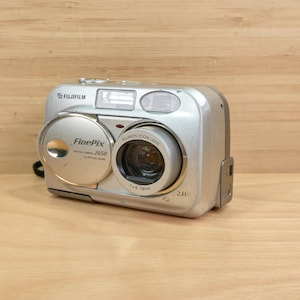 Vintage Fujifilm FinePix 2650 Digital Camera / 2 MP / 3X Optical Zoom / Silver / Made in Japan / Tested