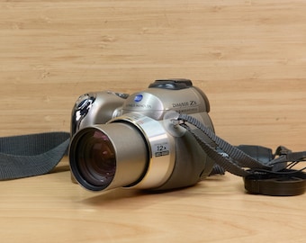 Fotocamera digitale vintage Konica Minolta DiMAGE Z6 / 6 MP / Zoom ottico 12X / Argento