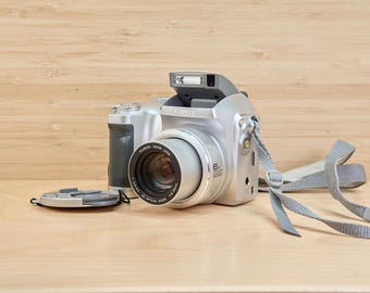 Fujifilm FinePix S3000 / Fotocamera digitale da 3,2 MP / Ponte con zoom ottico 6x