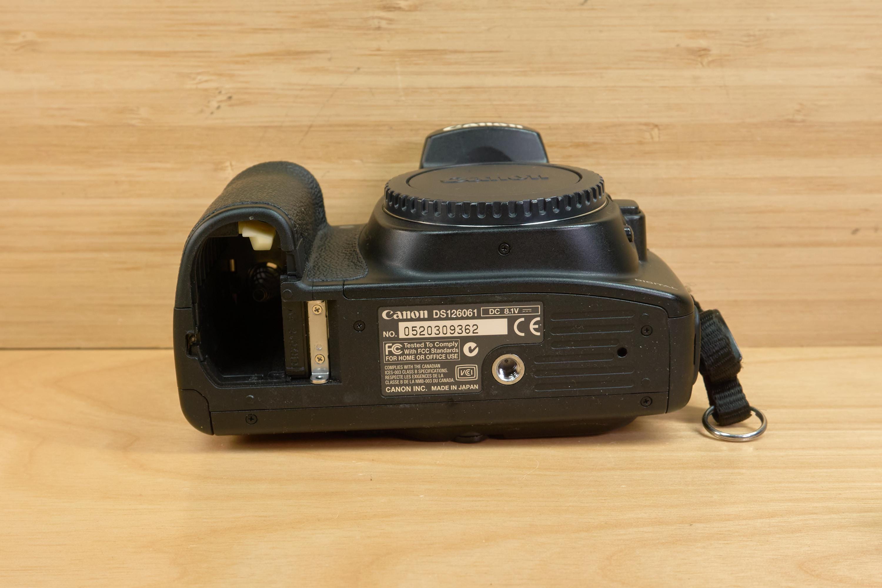 Canon DS126061 DC 8.1V 一眼レフデジタルカメラ レトロ 前ダ