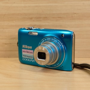 Vintage Nikon Coolpix S3100 14 MP Digital Camera / 5× Optical Zoom / Tested / Blue