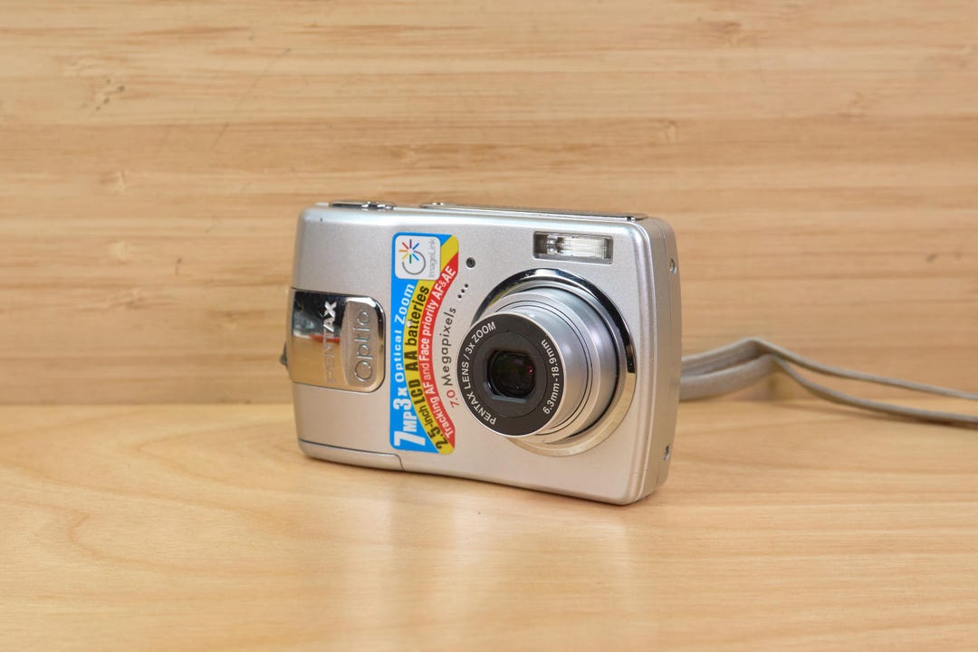 Vintage Pentax Optio M20 7MP Digital Camera / 3x Optical Zoom