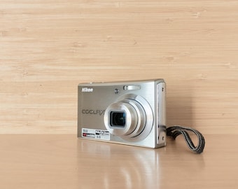 Nikon Coolpix S610 10MP Digital Camera, Tested Working Compact Point and Shoot