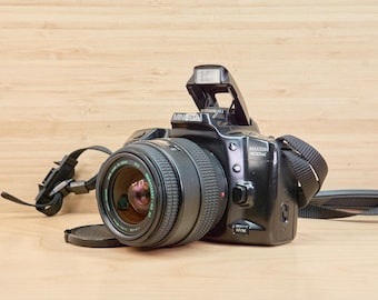 Fotocamera reflex vintage Minolta Maxxum 400si AF / 35 mm / Obiettivo Quantaray 35-80 mm