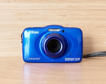 Fotocamera digitale Nikon Coolpix S32 blu, compatta, impermeabile e antiurto, testata.