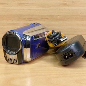 Filmadora vintage JVC Everio S GZ-MS120 com memória flash, dois slots para cartão, azul