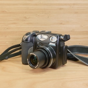 Vintage Nikon Coolpix 5000 / 5MP Digital Camera / 3x Optical Zoom / Tested & Working