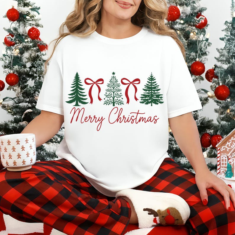 以下が含まれることがあります： クリスマスツリーのデザインと赤い「Merry Christmas」の文字が入った白いTシャツ。緑のクリスマスツリーと赤いリボンが特徴です。赤と黒のチェック柄のパジャマパンツと白い靴下を履いています。