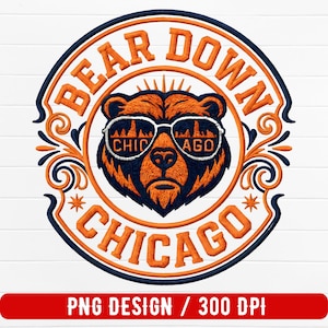 Może przedstawiać: Okragły haftowany wzór z niedźwiedziem w okularach przeciwsłonecznych z panoramą Chicago. Tekst "BEAR DOWN CHICAGO" jest pomarańczowy, z granatowo-białą obwódką. Dolny baner głosi "PNG DESIGN / 300 DPI".