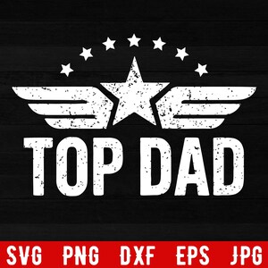 K&ouml;nnte beinhalten: Schwarze Grafik mit den Worten "TOP DAD" in einer fetten, verwitterten wei&szlig;en Schrift. &Uuml;ber dem Text befindet sich ein Stern mit Fl&uuml;geln und ein Halbkreis aus Sternen. Der untere Teil zeigt Dateitypoptionen in einem roten Balken.