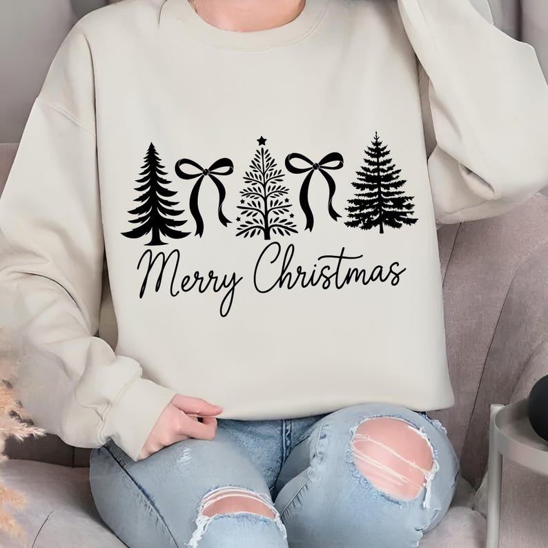 以下が含まれることがあります： クリーム色のスウェットシャツ。黒いクリスマスツリーとリボンのグラフィックが特徴です。「Merry Christmas」のフレーズがツリーの下に筆記体で書かれています。カジュアルでフェスティバルな衣服です。