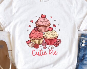 Alla hjärtans dag-cupcake PNG med hjärtan, dessertillustration, bakning, skjortadesign, sublimering, utskrivbar, sötsaksgrafik, digital nedladdning