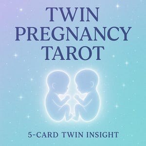 Puede incluir: Diseño de carta de tarot con las palabras "TWIN PREGNANCY TAROT" en azul oscuro. Dos figuras de bebés brillantes están centradas debajo del texto. El texto "5-CARD TWIN INSIGHT" está en la parte inferior. El fondo es un degradado de azul y morado con estrellas blancas.