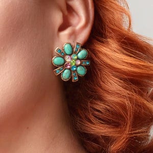 ターコイズフラワーのヴィンテージステートメントイヤリング | レトロなブルーの花柄モチーフのユニークなスタッド | アンティークボヘミアンビクトリアンエレガントイヤリング | Eraé Vintage