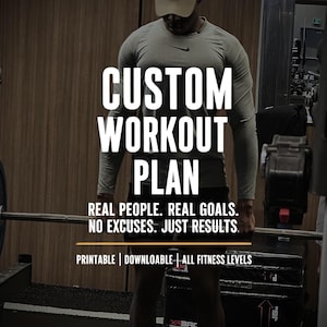 Może przedstawiać: Mężczyzna w szarej koszulce z długim rękawem podnosi sztangę na siłowni. Tekst na obrazku brzmi "CUSTOM WORKOUT PLAN REAL PEOPLE. REAL GOALS. NO EXCUSES. JUST RESULTS. PRINTABLE | DOWNLOADABLE | ALL FITNESS LEVELS".