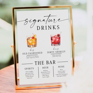Può includere: Un cartello rettangolare verticale in una cornice di metallo dorato che mostra un menu di bevande. Il testo recita Signature Drinks, His Old Fashioned, Hers Dirty Shirley e The Bar, con elenchi di liquori, birra e vino, oltre a illustrazioni di cocktail ad acquerello.