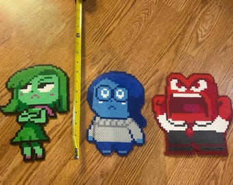 Personajes de Inside Out hechos con cuentas Perler